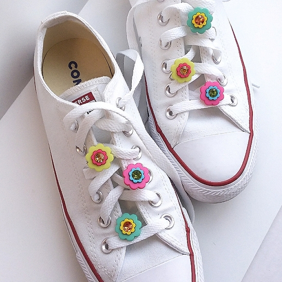 4/$20 Daisy flower shoelace charm for roller skates tennis shoes or boots - Picture 7 of 13